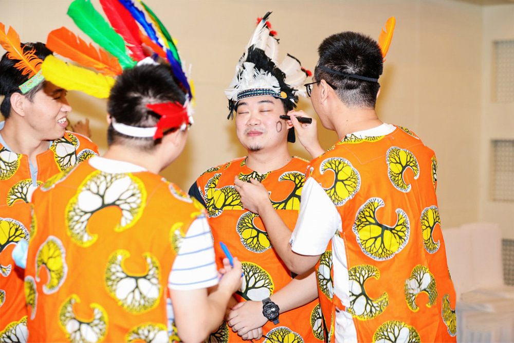 图片[8]团建123-营造惊奇团建体验化妆原始，体验团队融合—非洲鼓团建·同心·同步·同鼓舞团建123-营造惊奇团建体验团建123-为团建而生,让团建更简单